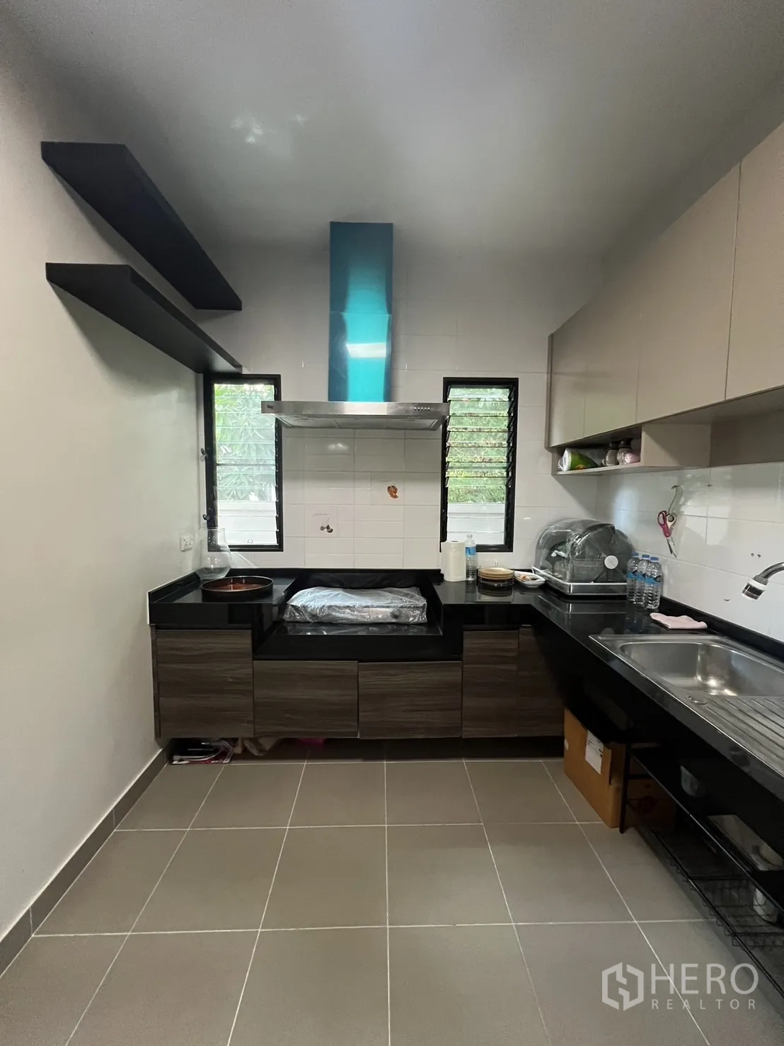 Detached House for rent in Bang Phli, Samut Prakan - Fitted kitchen with black countertops, range hood and upper cabinets.