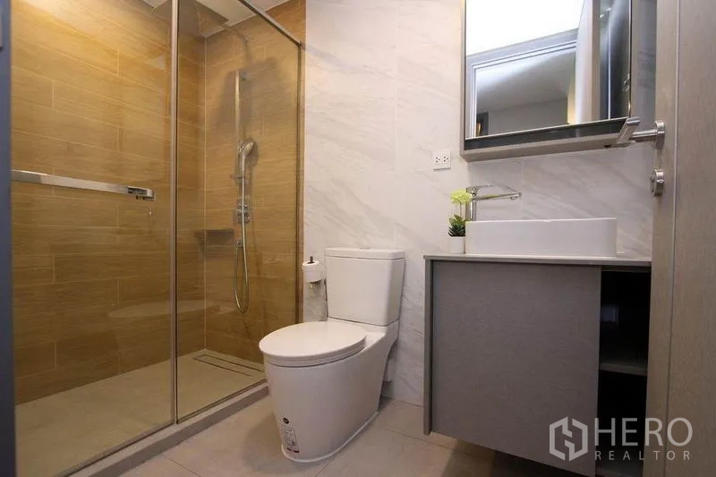 คอนโด ให้เช่าหรือขายในWatthana, Bangkok - ห้องน้ำทันสมัยพร้อมกั้นอาบน้ำกระจก ฝักบัวเรนชาวเวอร์ และเคาน์เตอร์ล้างหน้า