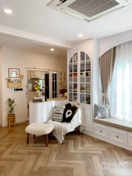 独立式住宅 出售在Sai Mai, Bangkok - 开放式客厅，带飘窗座位、玻璃柜，可望向厨房。