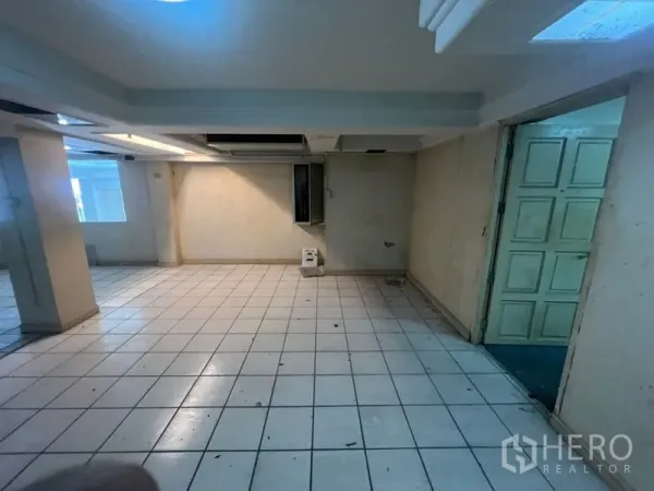 零售空间 出租在Watthana, Bangkok - 瓷砖地面房间，嵌入式照明，连通更多空间。