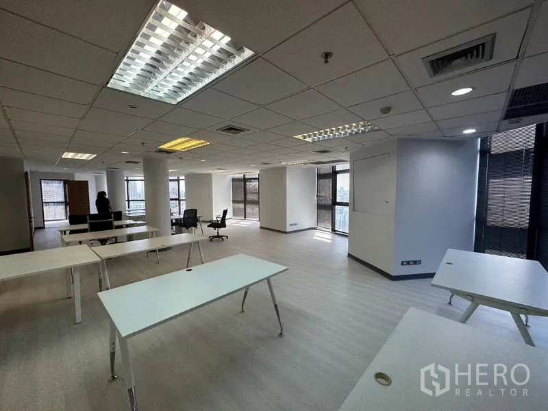 办公空间 出租 - 开放式办公室，工位分布宽松，吊顶与遮光百叶窗。