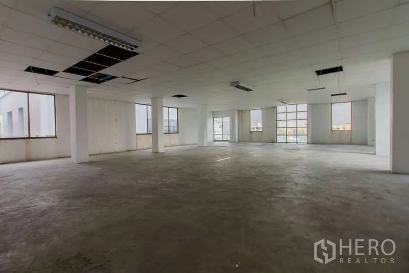 办公空间 出租或出售在Huai Khwang, Bangkok - 大型未完成楼层板，方格窗与阳台门，位于Huai Khwang。