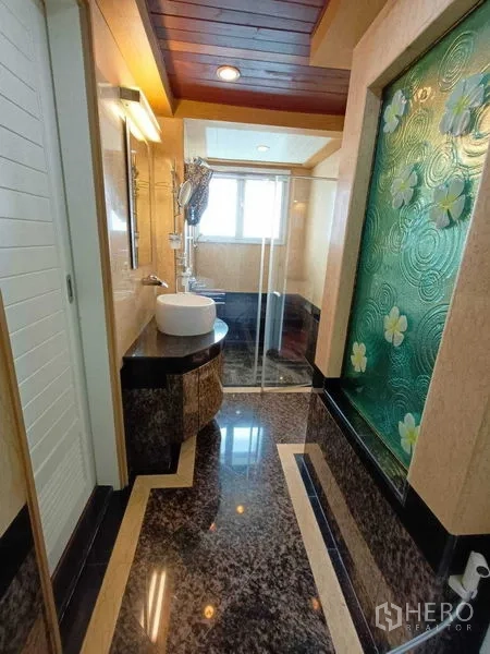 คอนโด ให้เช่าในWatthana, Bangkok - ห้องน้ำอ่างล้างหน้าทรงถ้วย เคาน์เตอร์หิน กระจกฝ้าลายดอกไม้ และตู้ shower กระจก.