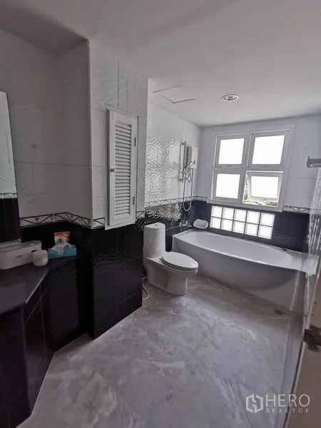 สำนักงานที่บ้าน ให้เช่าในChatuchak, Bangkok - ห้องน้ำขนาดใหญ่มีอ่างอาบน้ำ โถสุขภัณฑ์ เคาน์เตอร์ล้างหน้า และหน้าต่างรับแสงธรรมชาติ