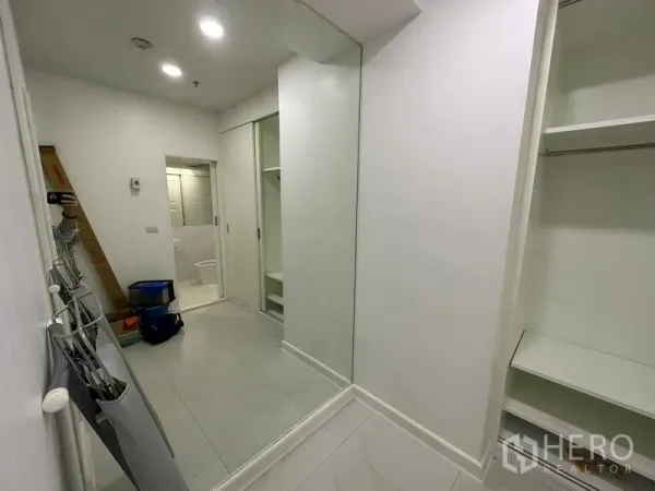 คอนโด ให้เช่าในWatthana, Bangkok - พื้นที่ยูทิลิตี้/แต่งตัว พร้อมกระจกเต็มตัว ตู้บิลท์อิน และทางเข้าห้องน้ำ