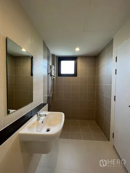 บ้าน ให้เช่าในSaphan Sung, Bangkok - ห้องน้ำสว่างมีโซนอาบน้ำแบบ walk-in อ่างล้างหน้าแขวนผนัง และหน้าต่างระบายอากาศ