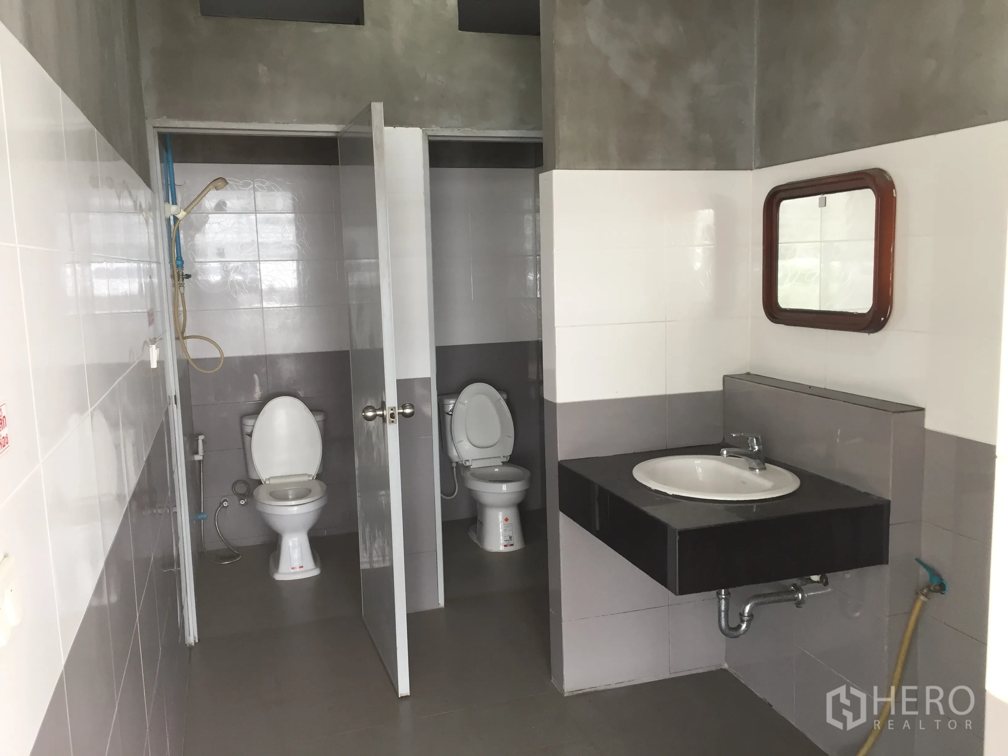 บ้าน ให้เช่าในDin Daeng, Bangkok - ห้องน้ำสมัยใหม่ มีห้องสุขาแยกสองห้อง ฝักบัว และอ่างล้างหน้าใหญ่