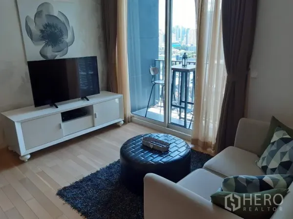 คอนโด ให้เช่าในKhlong Toei, Bangkok - มุมนั่งเล่นหันสู่ระเบียงแบบบาร์ ชมวิวสกายไลน์จากชั้นสูง