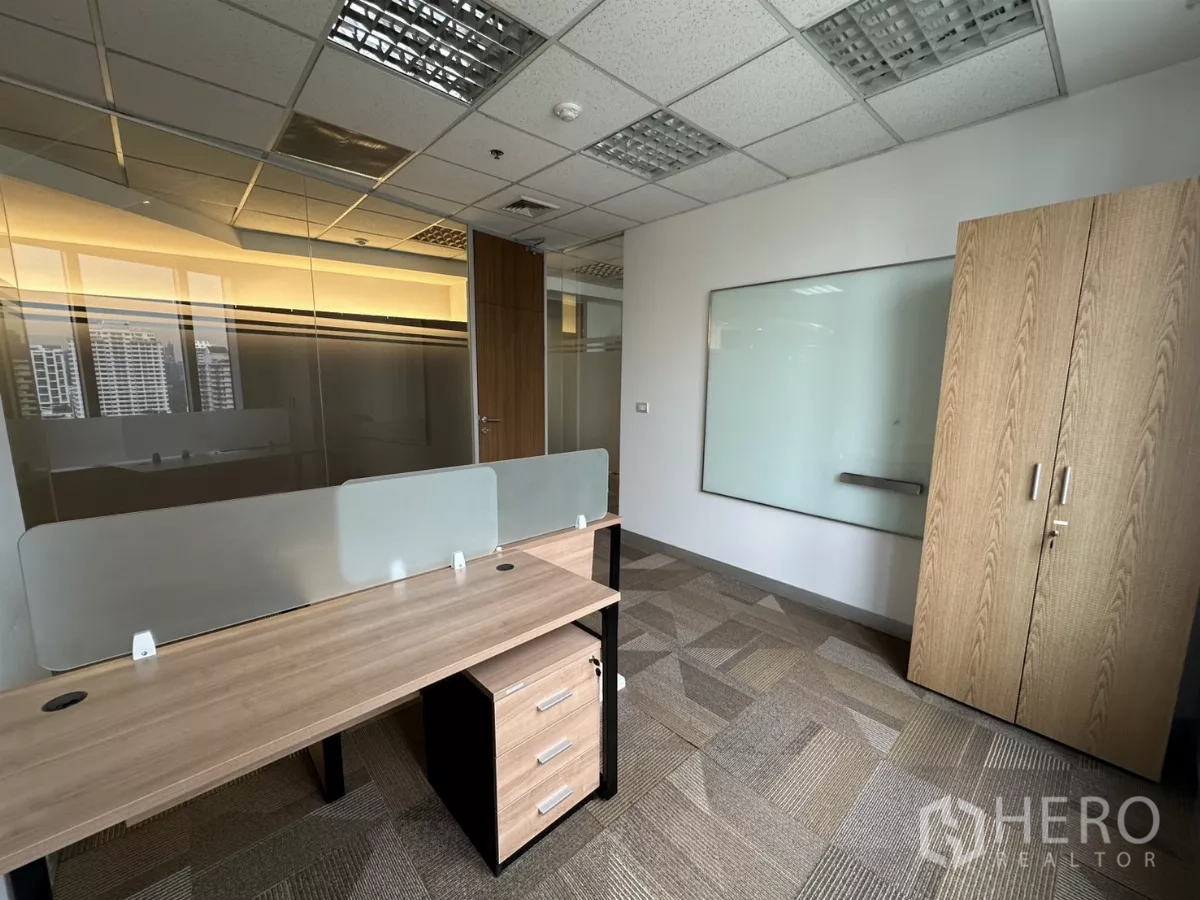 สำนักงาน ให้เช่าในWatthana, Bangkok - ห้องทำงานส่วนตัว โต๊ะทำงาน ไวท์บอร์ด ตู้เก็บของ และผนังกระจก