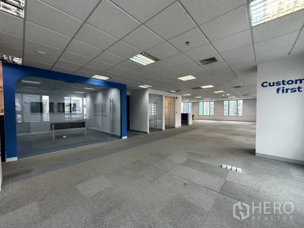 办公空间 出租在Watthana, Bangkok - 灵活办公楼层，多间玻璃会议室和灰色地毯。