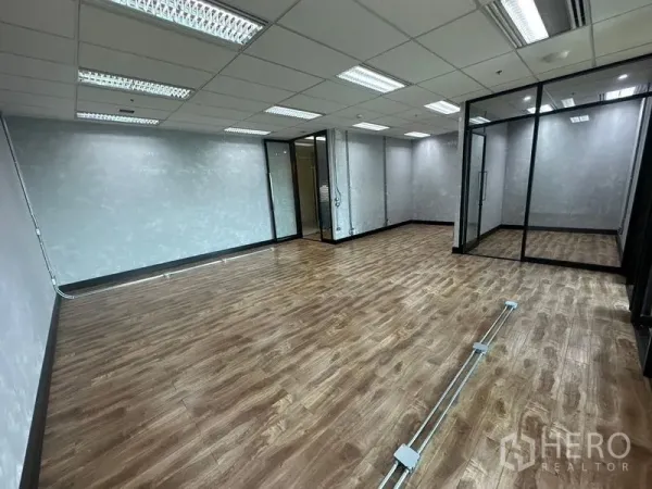 สำนักงาน ให้เช่าในChatuchak, Bangkok - พื้นที่สำนักงานกว้าง มีรางเดินสายสื่อสาร ผนังปูนลอฟต์ และฉากกั้นกระจก