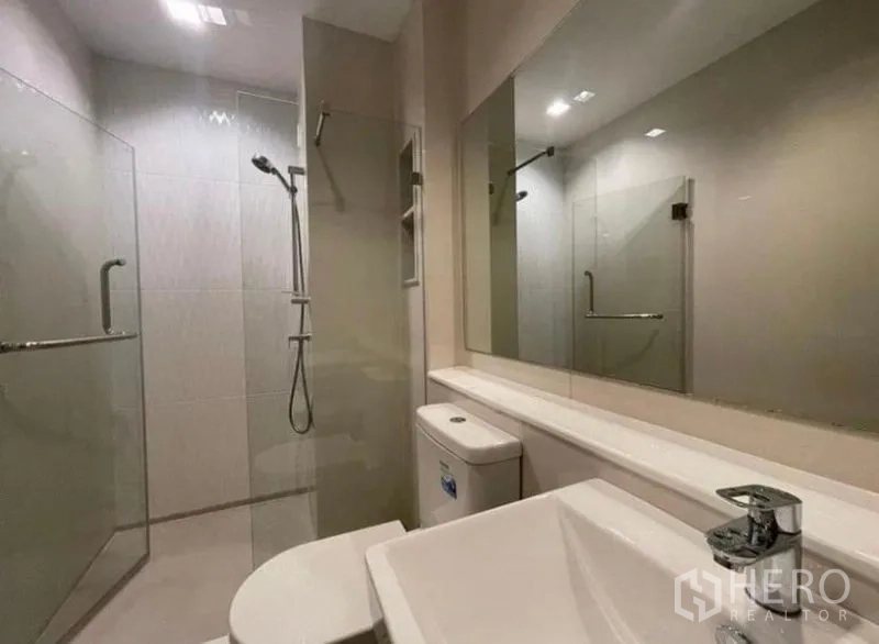 คอนโด ให้เช่าในRatchathewi, Bangkok - ห้องน้ำอีกห้องพร้อมฉากกั้นกระจกและฝักบัวแบบวอล์กอิน