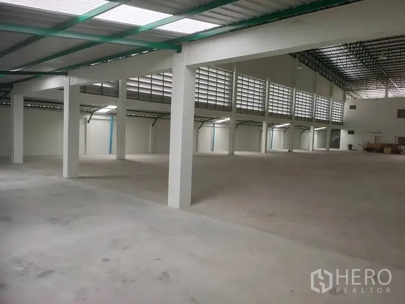 Factory for rent or sale in Bang Phli, Samut Prakan - Wide column grid industrial space with skylights and ventilation panels along the walls.