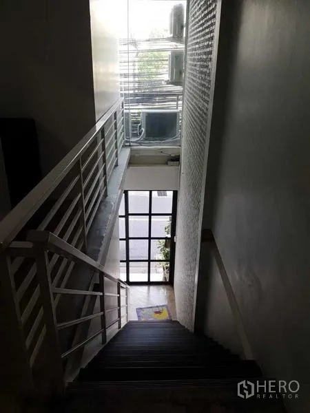 店屋 出售在Bang Rak, Bangkok - 室内楼梯配白色栏杆，通向底层玻璃入口