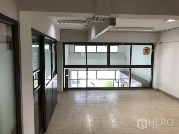 办公空间 出租在Huai Khwang, Bangkok - 采光良好的办公室，带大窗与玻璃隔间