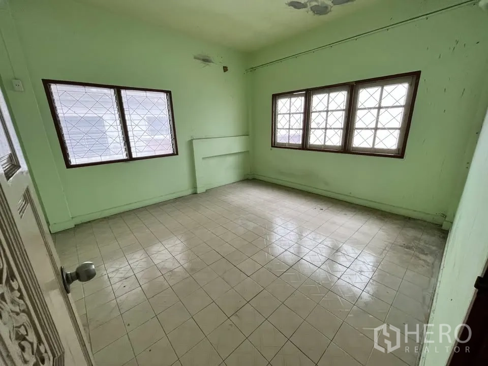 独立式住宅 出租在Suan Luang, Bangkok - 卧室配两组窗与中性色地砖