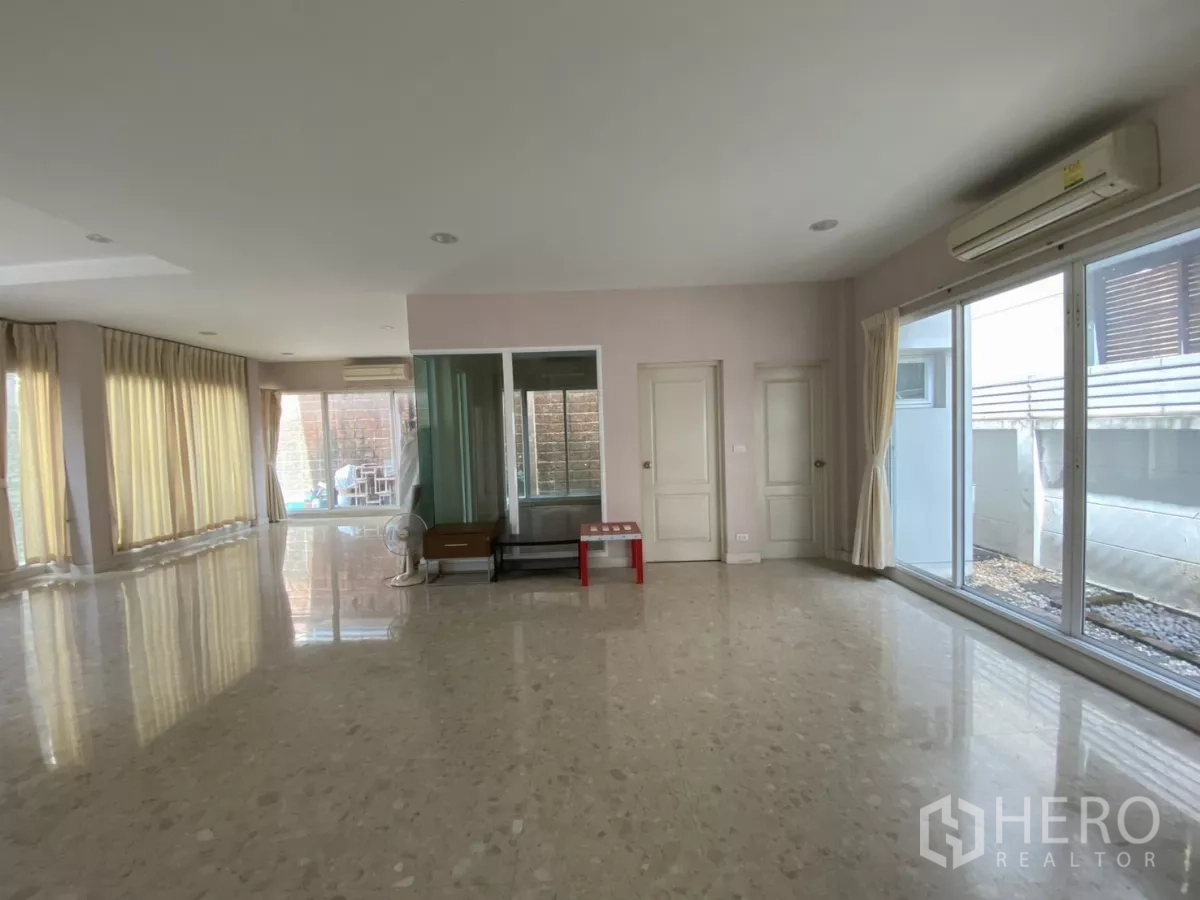 บ้าน ให้เช่าหรือขายในLak Si, Bangkok - โซนพักผ่อนเปิดโล่ง มีหน้าต่างบานใหญ่ ประตูกระจก และวิวลานข้างบ้าน.