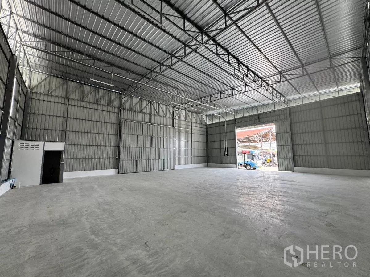 คลังสินค้า ให้เช่าในLam Luk Ka, Pathum Thani - ช่องโกดังเปิดโล่ง ประตูทางเข้าขนาดสูง โครงผนังเมทัลชีทสว่าง พื้นเรียบ