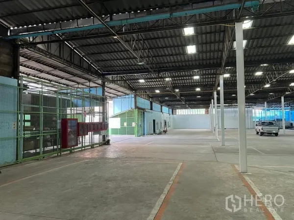 คลังสินค้า ให้เช่าในSamut Prakan - ทางสัญจรภายในโกดัง เสาเป็นระยะ พร้อมตู้ดับเพลิงและโครงหลังคาช่วงยาว