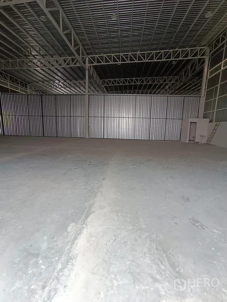 货栈 出租在Khlong Toei, Bangkok - 宽跨存储区，金属隔断墙、小门与梯子