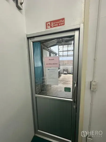 คลังสินค้า ให้เช่าหรือขายในLam Luk Ka, Pathum Thani - ประตูทางหนีไฟพร้อมป้าย นำออกสู่พื้นที่บริการภายนอกโกดัง