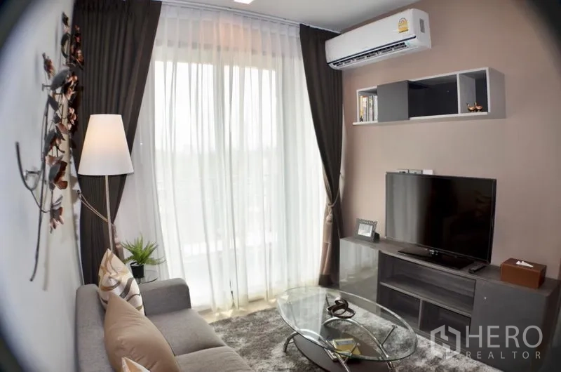 คอนโด ให้เช่าในWatthana, Bangkok - ห้องนั่งเล่นสว่างพร้อมโซฟา ทีวี และผ้าม่านโปร่งหน้าต่างสูงจากพื้นจรดเพดาน