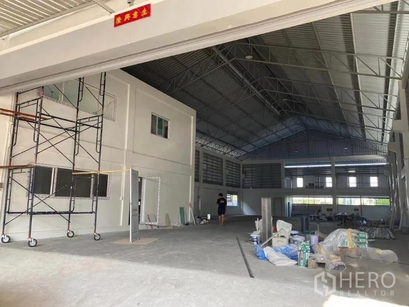 คลังสินค้า ให้เช่าหรือขายในMueang Samut Prakan, Samut Prakan - ภายในโกดังเพดานสูง โครงหลังคาเหล็ก มีออฟฟิศชั้นลอยและงานปรับปรุงกำลังดำเนินการ