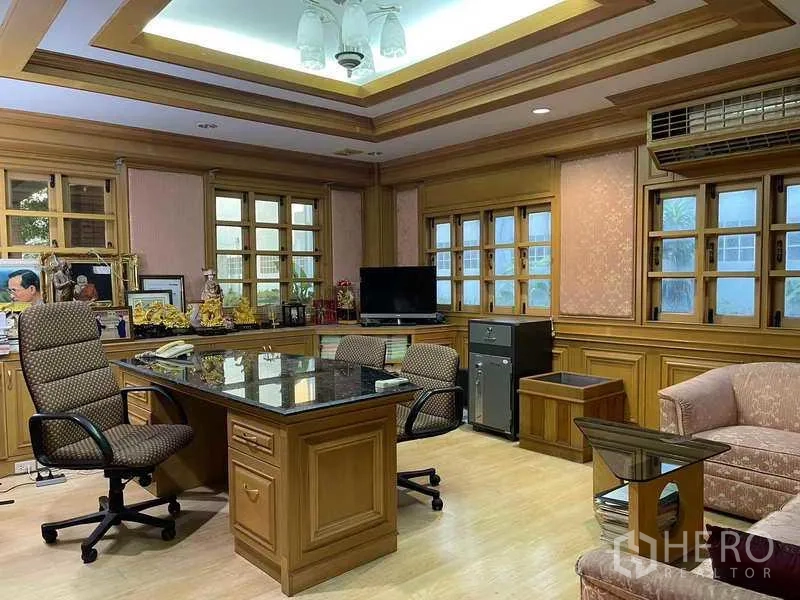 โรงงาน ให้เช่าในPhra Samut Chedi, Samut Prakan - สำนักงานผู้บริหารตกแต่งไม้บิวท์อินพร้อมโต๊ะทำงานและเก้าอี้หลายที่นั่ง