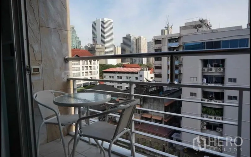 คอนโด ให้เช่าในKhlong Toei, Bangkok - ระเบียงส่วนตัวพร้อมชุดโต๊ะเก้าอี้ มองเห็นวิวเมืองกรุงเทพฯ