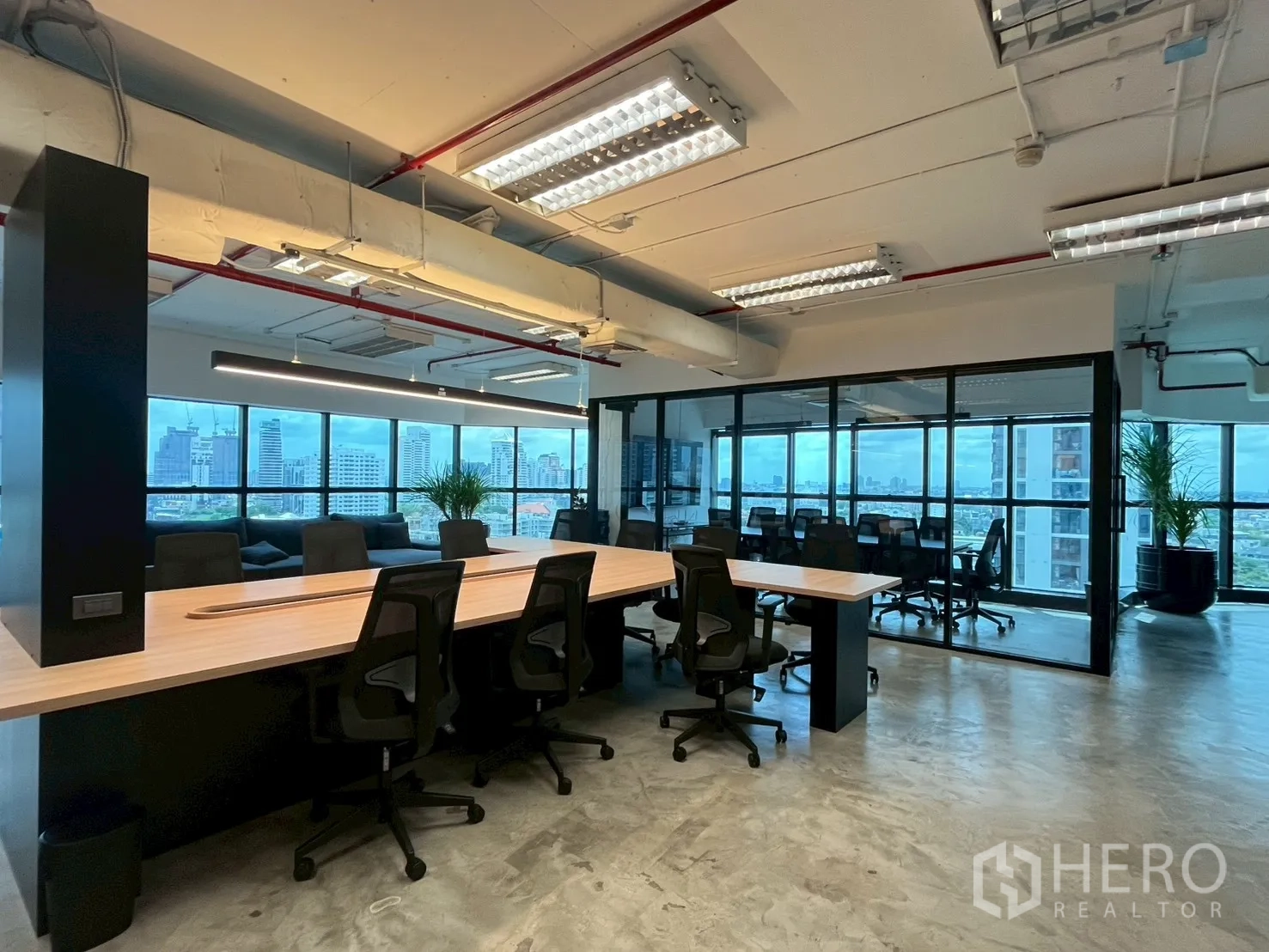 办公室 for rent in Watthana, Bangkok - 协作空间配长条工位、落地窗与玻璃隔断会议室。