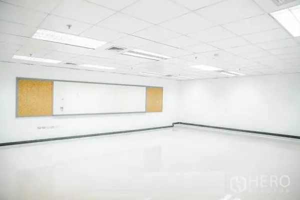 สำนักงาน ให้เช่าในBang Na, Bangkok - ห้องสำนักงานโล่งสว่าง พื้นกระเบื้องสีขาว ฝ้าทีบาร์ พร้อมไวท์บอร์ดและบอร์ดไม้ก๊อกยาว