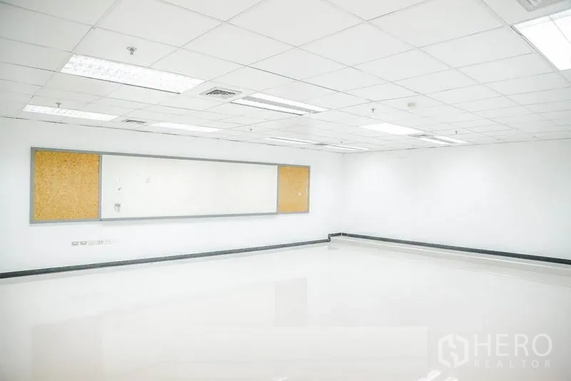 สำนักงาน ให้เช่าในBang Na, Bangkok - ห้องสำนักงานโล่งสว่าง พื้นกระเบื้องสีขาว ฝ้าทีบาร์ พร้อมไวท์บอร์ดและบอร์ดไม้ก๊อกยาว