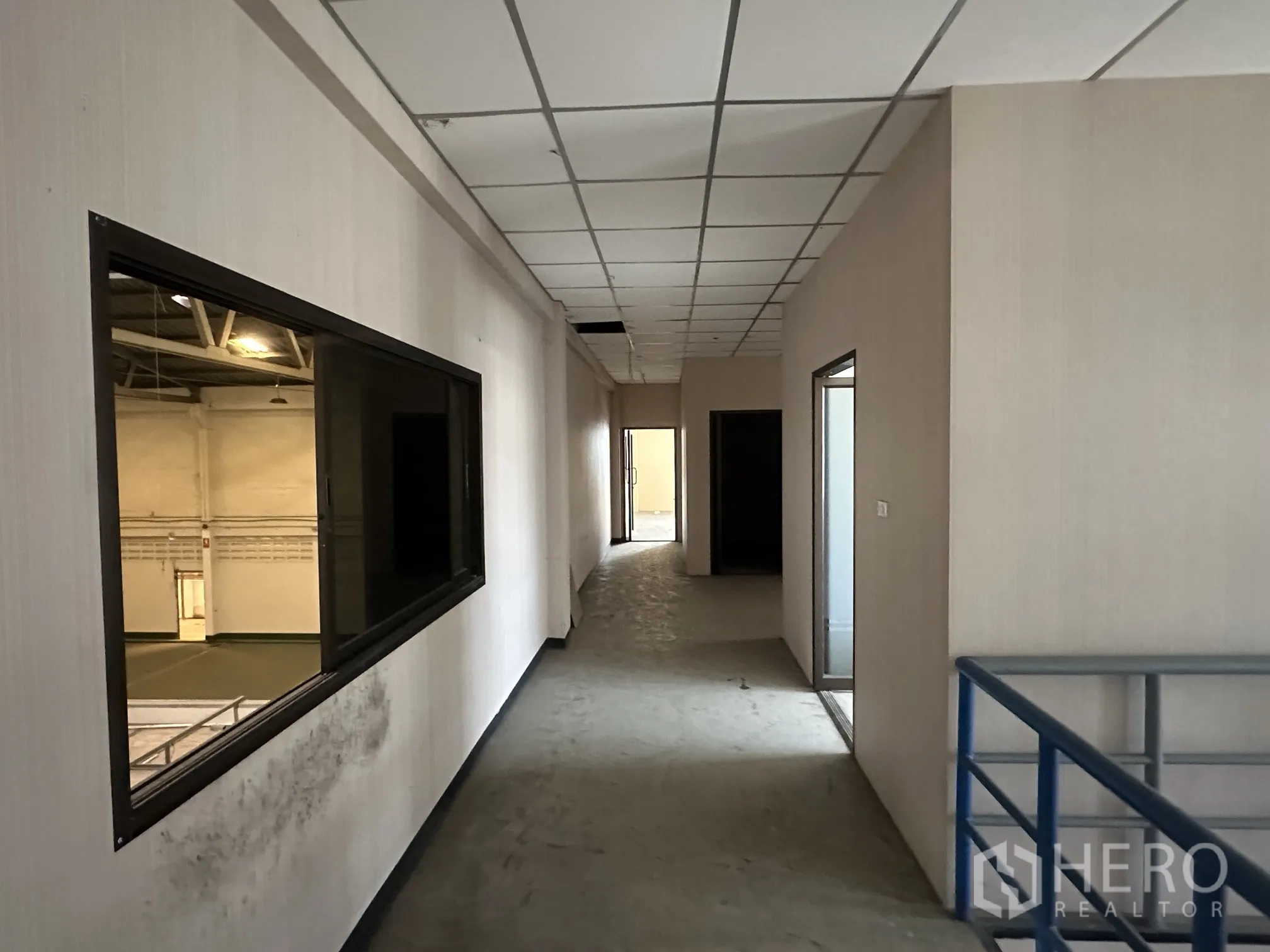 โรงงาน for rent in Lat Lum Kaeo, Pathum Thani - ทางเดินชั้นสองมองเห็นพื้นที่ผลิต มีหน้าต่างและราวกันตก