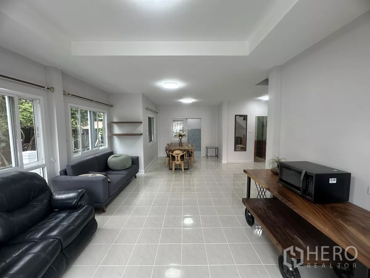 ทาวน์เฮาส์ ขายในLam Luk Ka, Pathum Thani - โซนนั่งเล่นยาวเชื่อมส่วนทานอาหาร รายล้อมด้วยหน้าต่าง