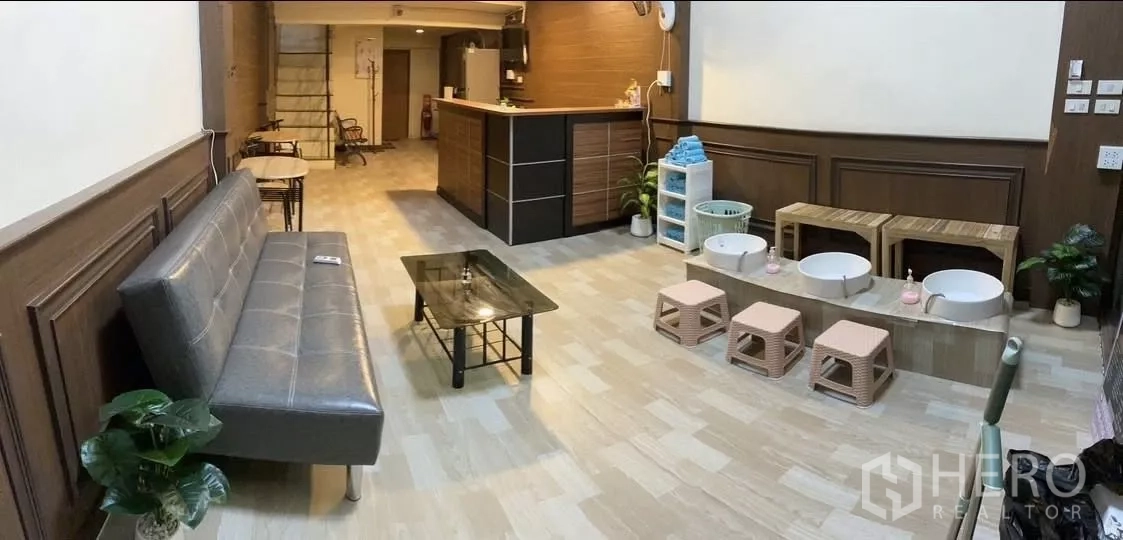 อาคารพาณิชย์ ให้เช่าในWatthana, Bangkok - ห้องรับรองแบบเปิดโล่ง พร้อมโซฟา เคาน์เตอร์ และบันได