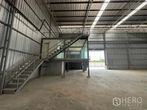 工厂 出租在Wang Noi, Phra Nakhon Si Ayutthaya - 仓库内部空间宽敞，挑高屋顶设采光带，带钢梯的夹层玻璃办公区。