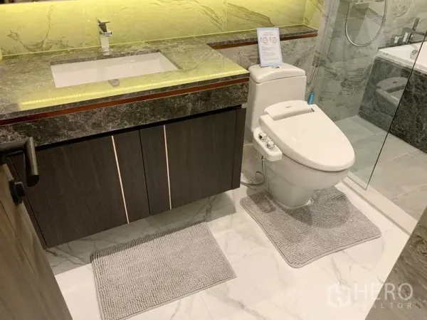 คอนโด ให้เช่าหรือขายในWatthana, Bangkok - ห้องน้ำสไตล์โมเดิร์น เคาน์เตอร์หินอ่อน อ่างล้างหน้าไฟซ่อน โถสุขภัณฑ์อัตโนมัติ และห้องอาบน้ำกระจก