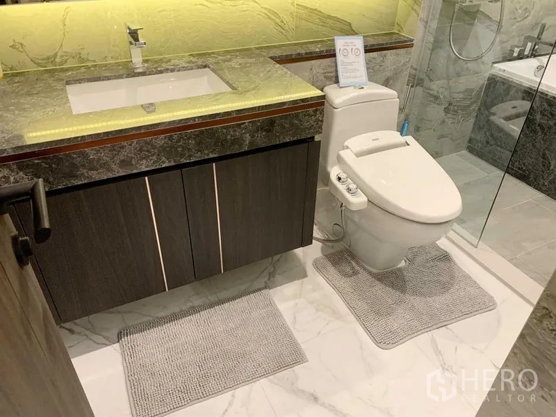 คอนโด ให้เช่าหรือขายในWatthana, Bangkok - ห้องน้ำสไตล์โมเดิร์น เคาน์เตอร์หินอ่อน อ่างล้างหน้าไฟซ่อน โถสุขภัณฑ์อัตโนมัติ และห้องอาบน้ำกระจก