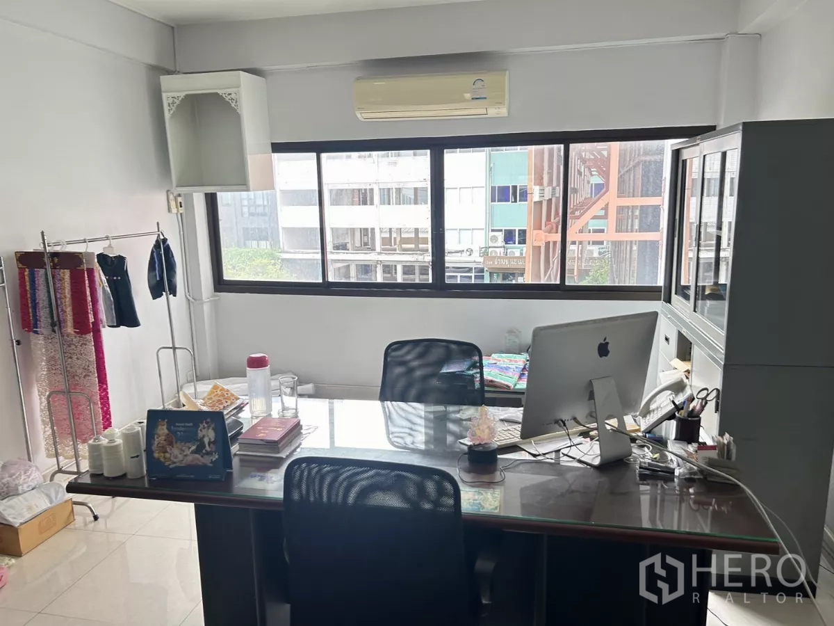 อาคารพาณิชย์ ให้เช่าหรือขายในHuai Khwang, Bangkok - ห้องทำงานส่วนตัว หน้าต่างบานกว้าง เครื่องปรับอากาศ และตู้เก็บของ