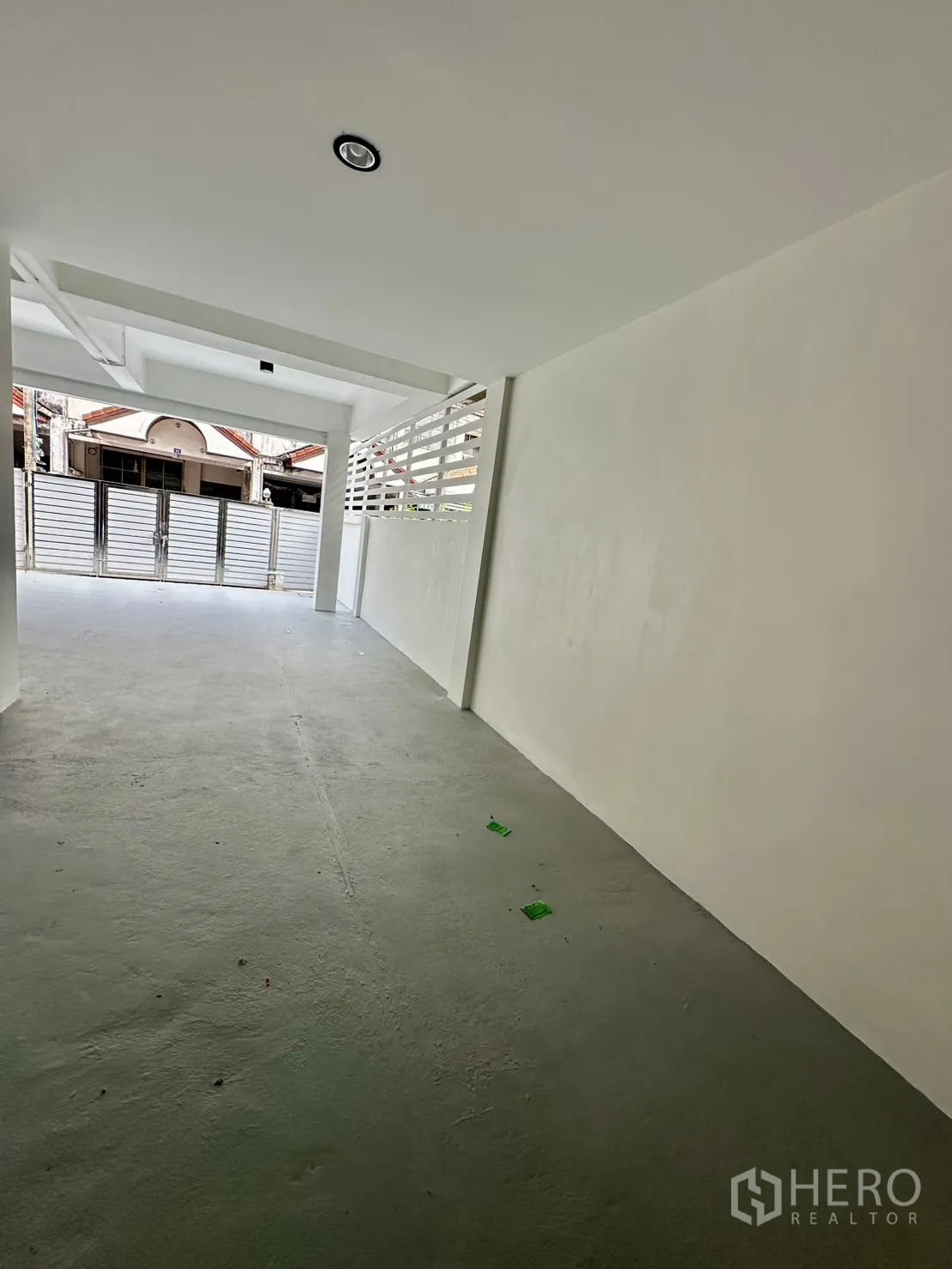 สำนักงานที่บ้าน ให้เช่าในPhra Khanong, Bangkok - ที่จอดรถในร่มมีประตูรั้วด้านหน้า