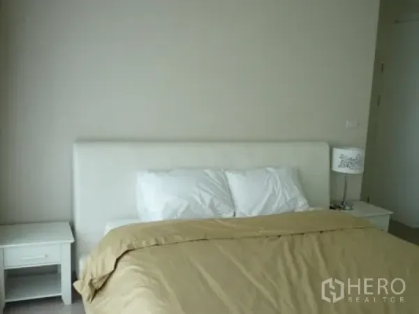 公寓 出租在Watthana, Bangkok - 明亮卧室，白色床头与床头柜，米色床品。