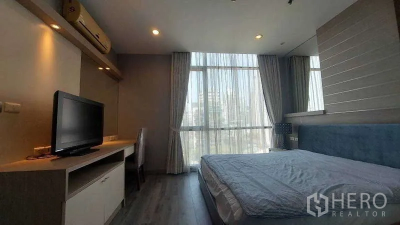 คอนโด ให้เช่าในWatthana, Bangkok - ห้องนอนใหญ่พร้อมโต๊ะทำงาน ทีวี และม่านโปร่งหน้าต่างสูง