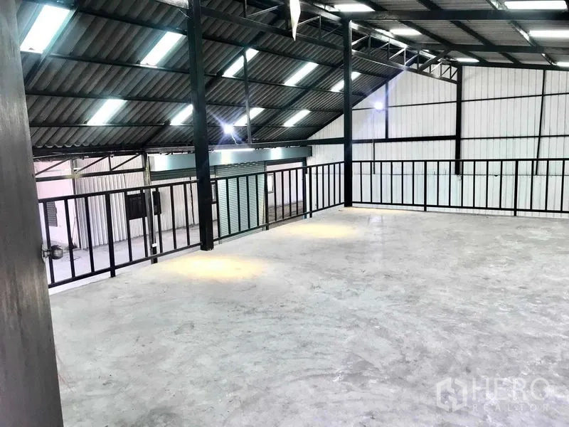 คลังสินค้า ให้เช่าในPathum Thani - พื้นที่ชั้นลอยพร้อมราวกันตก มองลงสู่พื้นโกดังหลัก