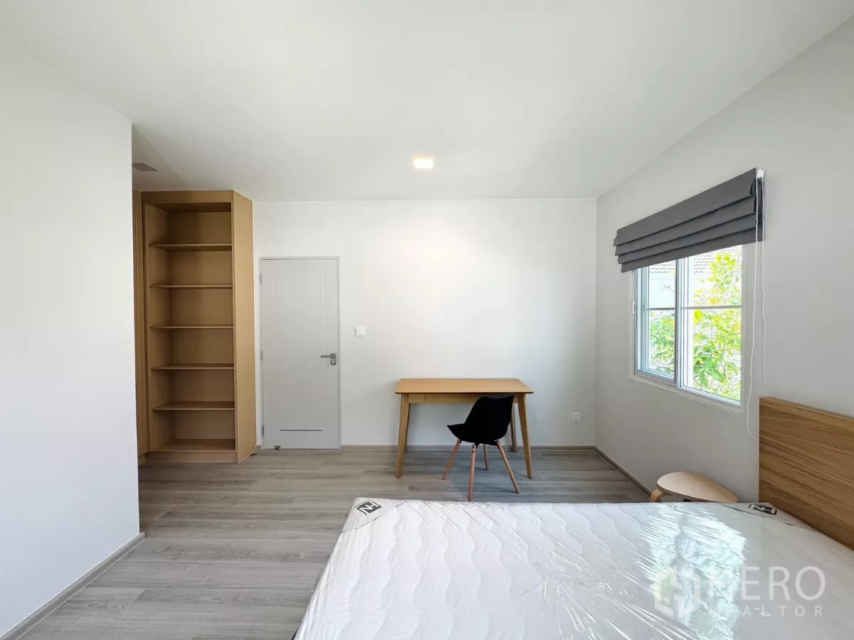 Detached House for rent in Bang Phli, Samut Prakan - Bedroom corner with open shelving and a study desk by the window.