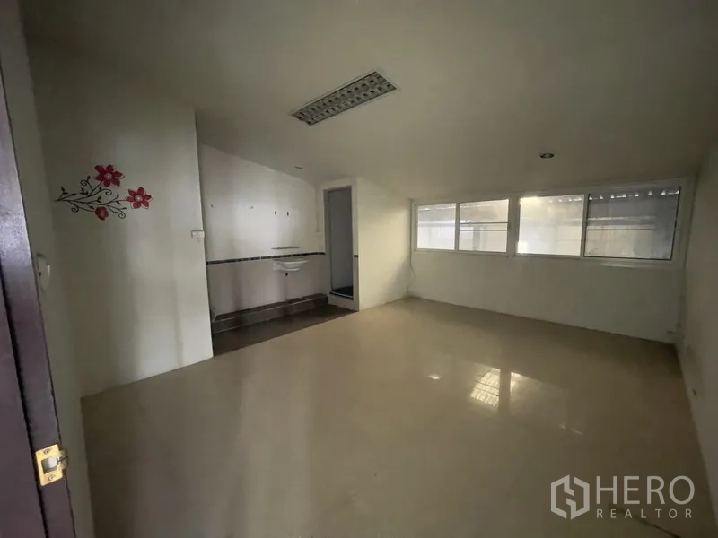 货栈 出租在Prawet, Bangkok - 带窗和洗手池的小型办公室