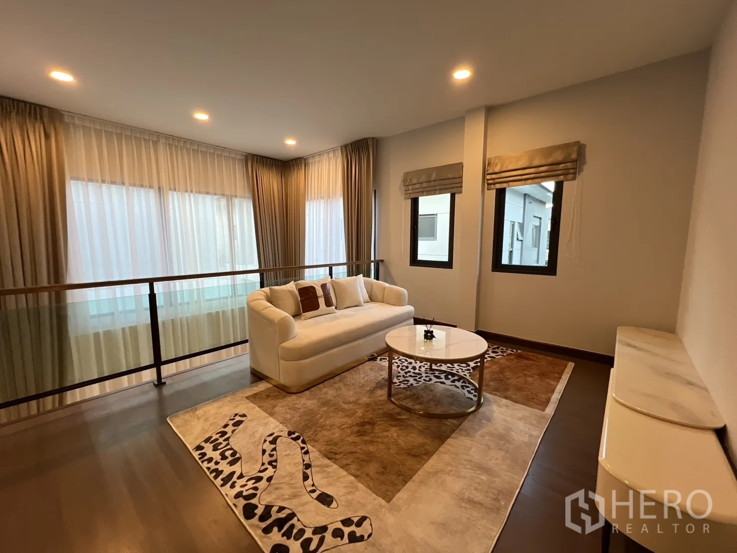 Detached House for rent or sale in Bang Phli, Samut Prakan - Family area with large windows, neutral decor and soft lighting.