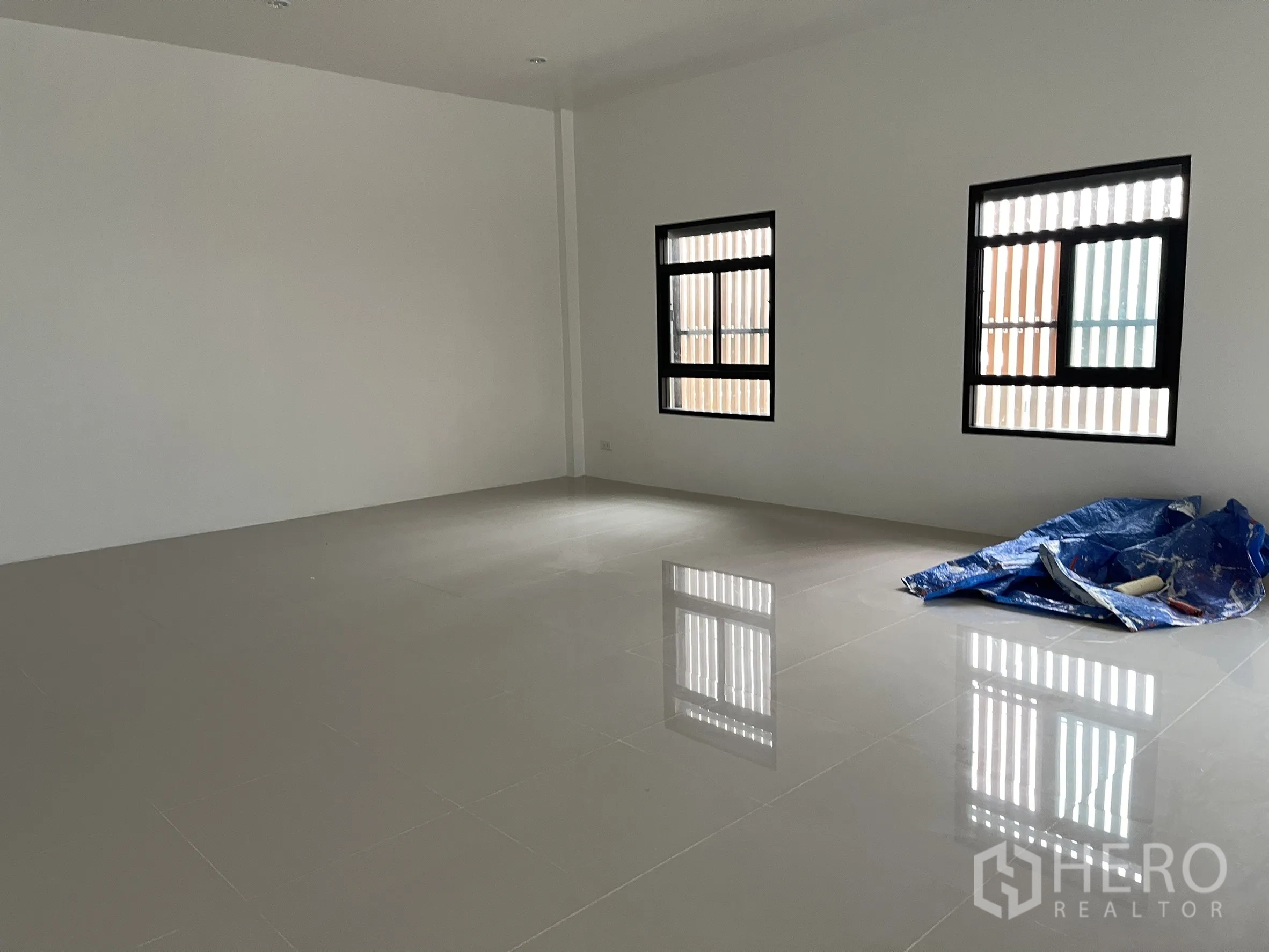 โรงงาน ให้เช่าหรือขายในLam Luk Ka, Pathum Thani - พื้นที่ออฟฟิศแบบเปิดโล่ง พื้นกระเบื้องเงาและหน้าต่างคู่