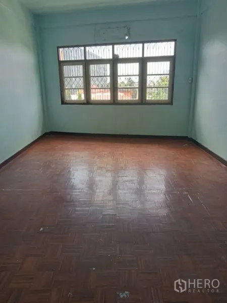 อาคารพาณิชย์ ให้เช่าในPhra Khanong, Bangkok - ห้องนอนพื้นปาเกต์ หน้าต่างบานใหญ่ติดเหล็กดัด มองเห็นทิวทัศน์ชุมชน