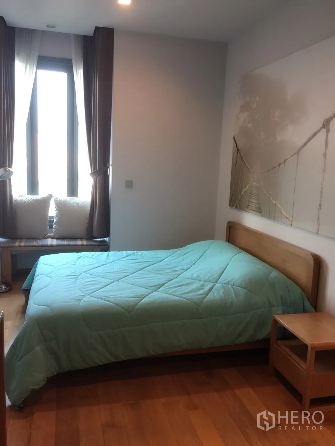 คอนโด ให้เช่าในKhlong Toei, Bangkok - ห้องนอนอบอุ่น หน้าต่างบานใหญ่ ผ้าม่านทึบ เตียงควีนและโต๊ะหัวเตียง