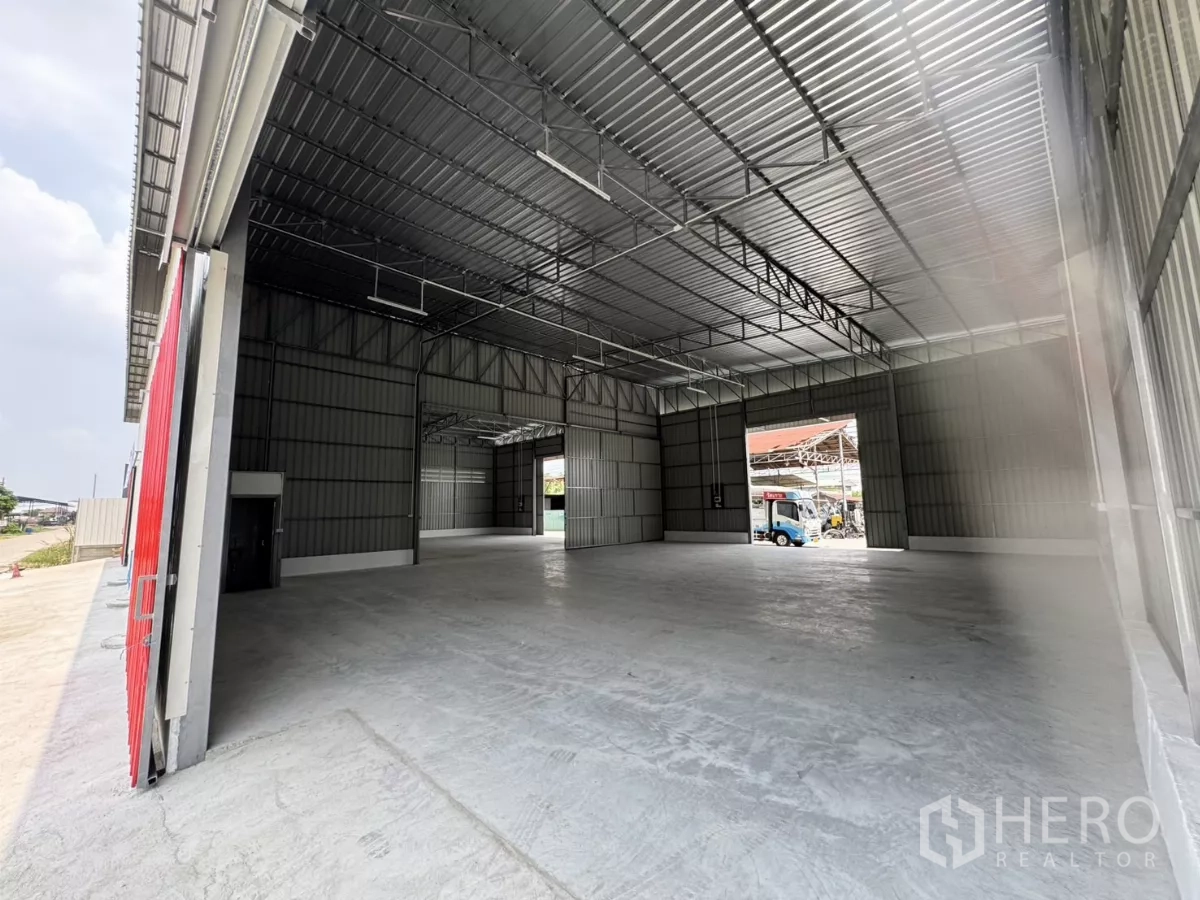 คลังสินค้า ให้เช่าในLam Luk Ka, Pathum Thani - มุมมองจากลานโหลดเข้าไปในโกดัง โครงสร้างช่วงกว้างและช่องประตูหลายตำแหน่ง